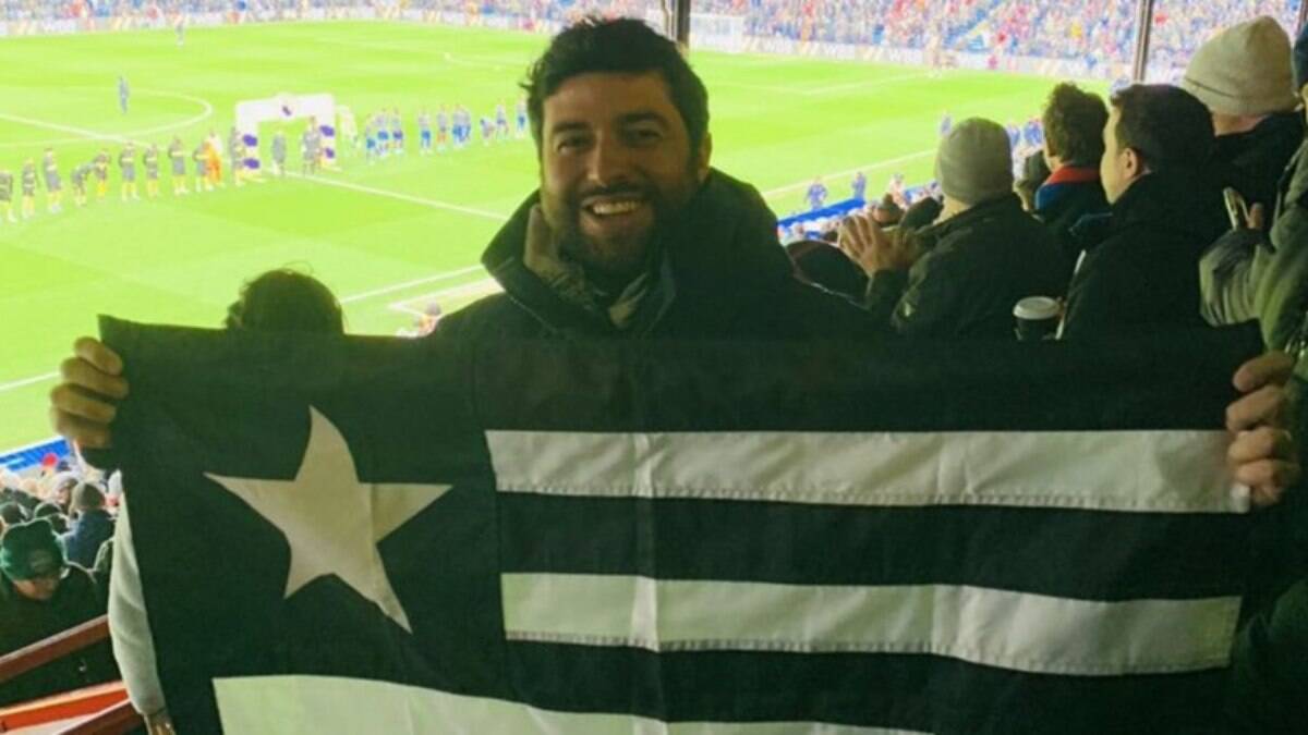 Correspondente da Globo leva bandeira do Botafogo a jogo do Crystal Palace na Premier League