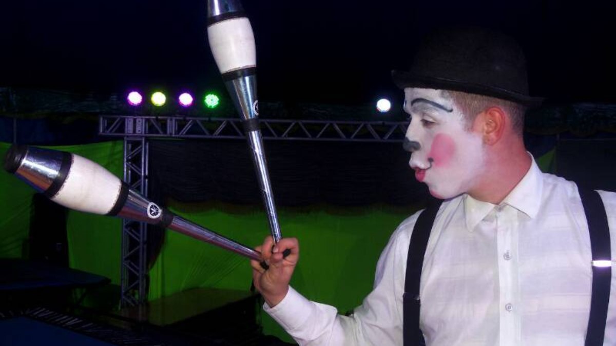 Atividade é destinada ao público em geral que tenha interesse em vivenciar as artes circenses acrobáticas na prática e conhecer de forma breve a história do circo.