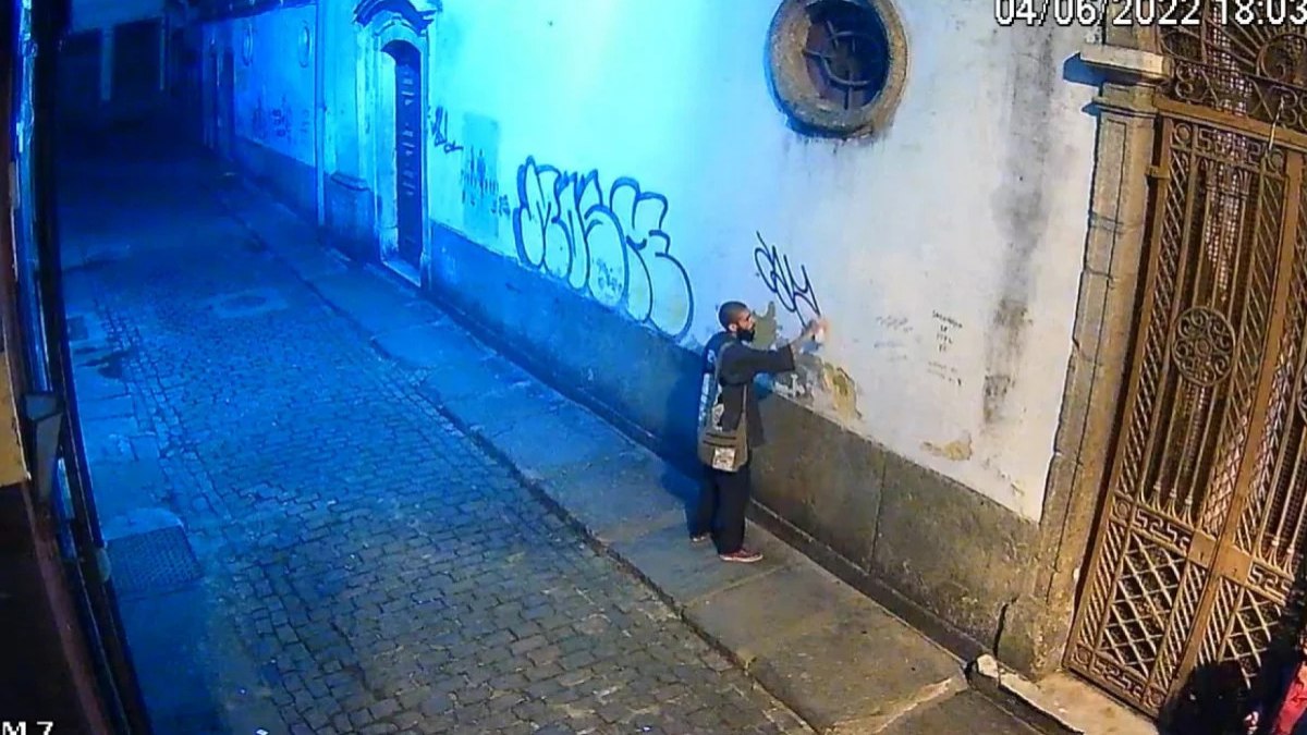 Vândalo picha fachada de igreja no Centro do Rio de Janeiro