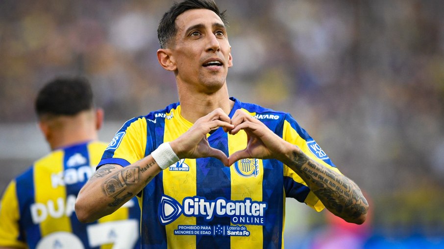 Di María comemora seu gol olímpico no empate do Rosario Central com o Boca em 1 a 1