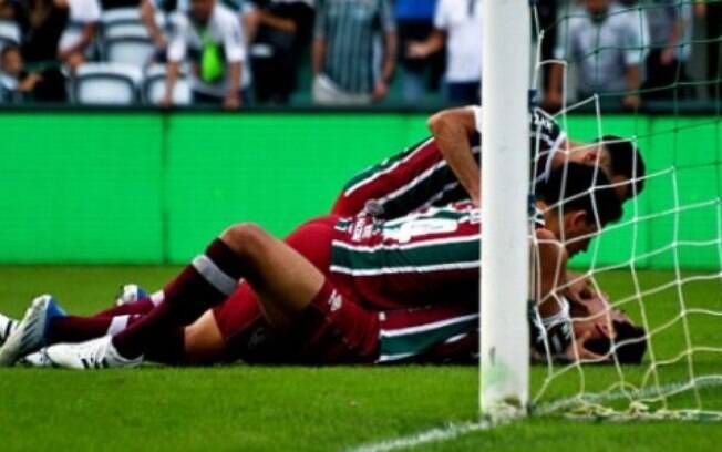 Ganso quebra pedaço do dente ao fazer o segundo gol do Fluminense contra o Coritiba