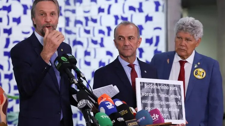 Políticos repercutem negociações de Flávio Bolsonaro com Vorcaro