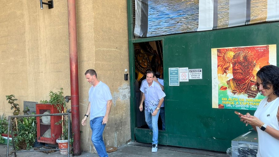 Eduardo Paes (PSD) deixa o barracão da Acadêmicos de Niterói, escola que abrirá os desfiles do Carnaval 2026 na Marquês de Sapucaí.