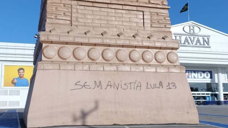 Estátua da Havan é pichada e Hang oferece R$ 10 mil de recompensa
