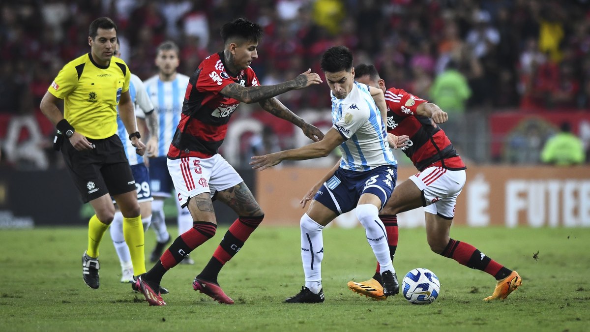 Erick Pulgar disputando bola em duelo contra o Racing na Libertadores de 2023
