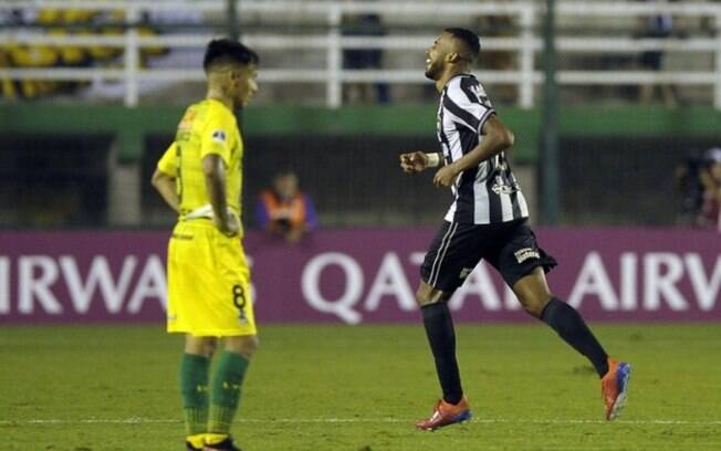 Alex Santana relembra golaço pelo Botafogo contra o Defensa y Justiça e brinca: 'O gol que Pelé não fez'