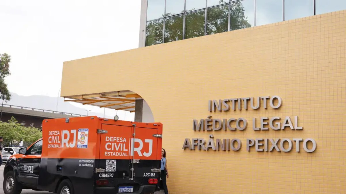 Carro da Defesa Civil chega no Instituto Médico-Legal após o resgate de dezenas de corpos Carro da Defesa Civil chega no Instituto Médico-Legal após o resgate de dezenas de corpos