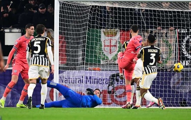 Gianetti (de laranja) conclui para fazer o gol da Udinese