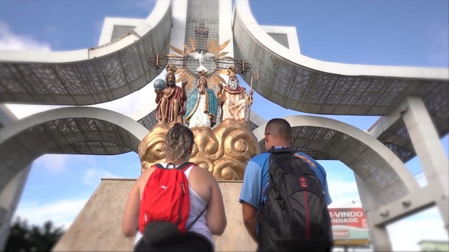 Entrada de Trindade tem painel representando o Divino Pai Eterno