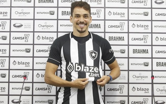 Carlos Eduardo se coloca à disposição para estrear e vibra com chegada ao Botafogo: 'Eu confio no projeto'