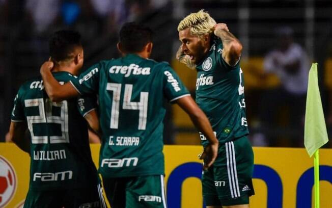 Lucas Lima celebrando seu gol no clássico contra o Santos