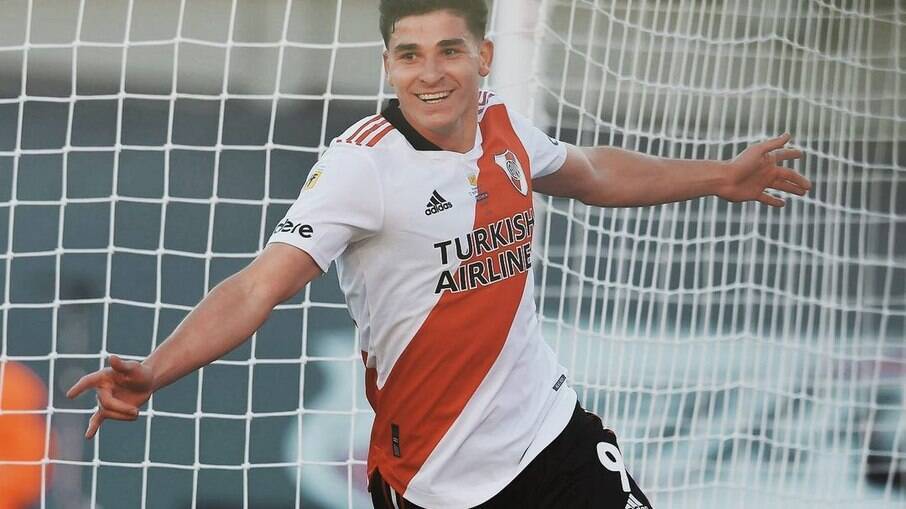 Julian Álvarez brilhou ao marcar seis gols na vitória do River Plate na Libertadores