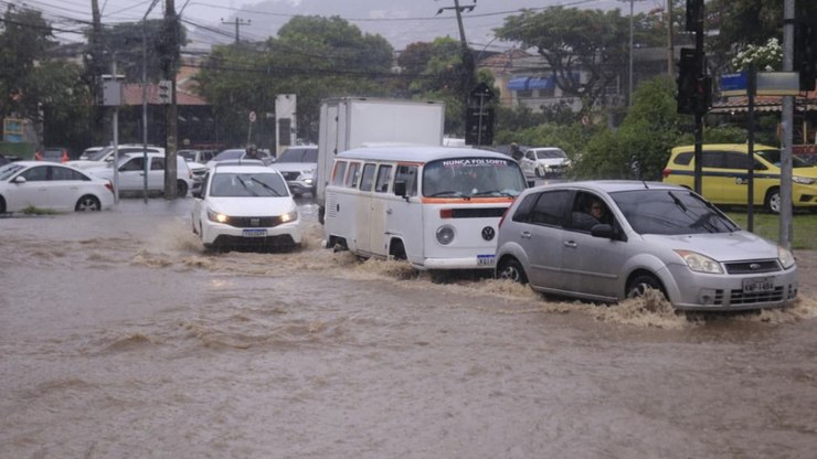 Chuva com raios deve atingir o Rio nesta terça-feira (24)