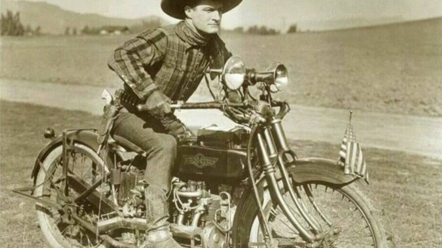 Tom Mix era ator de filmes de cowboy, só que de filmes mudos. E gostava muito de motos