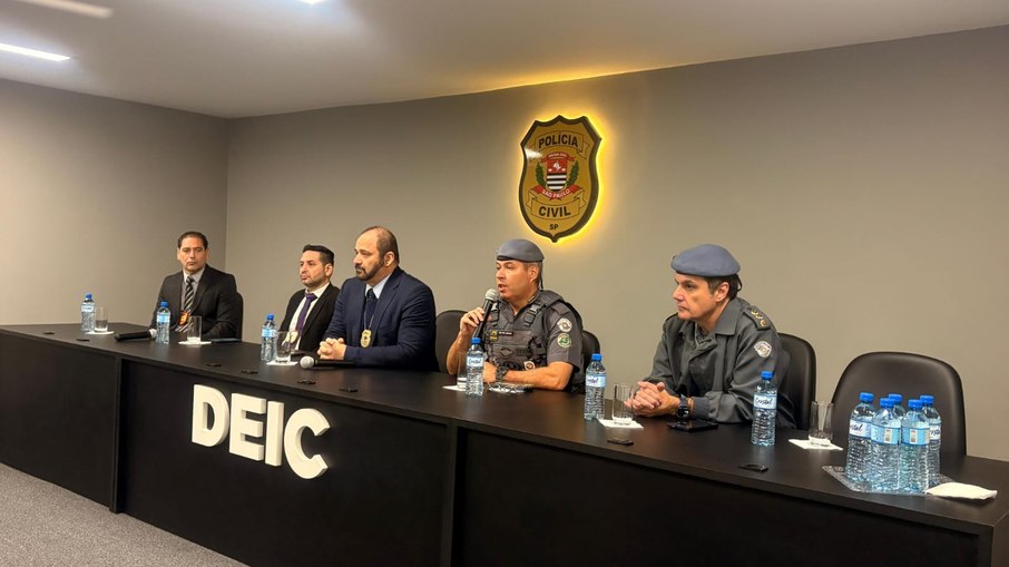 Policiais civis e militares na coletiva, nesta quinta-feira, no DEIC, em SP