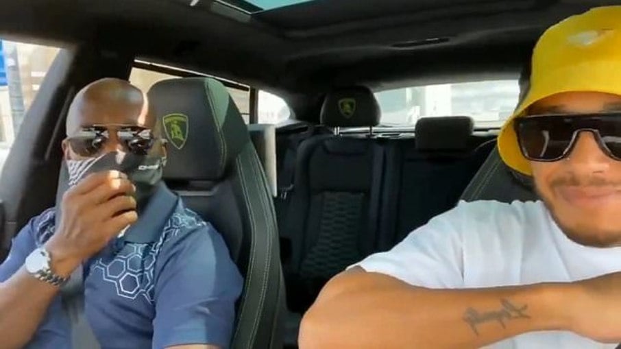 Lewis Hamilton e seu pai em um Lamborghini Urus.