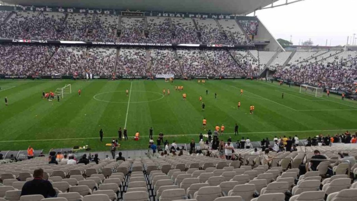 Torcida do Corinthians durante treino aberto