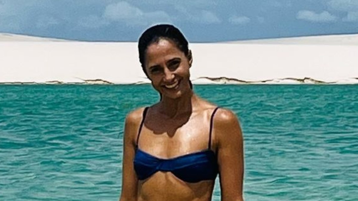 Camila Pitanga exibe corpo em fotos nos Lençóis Maranhenses