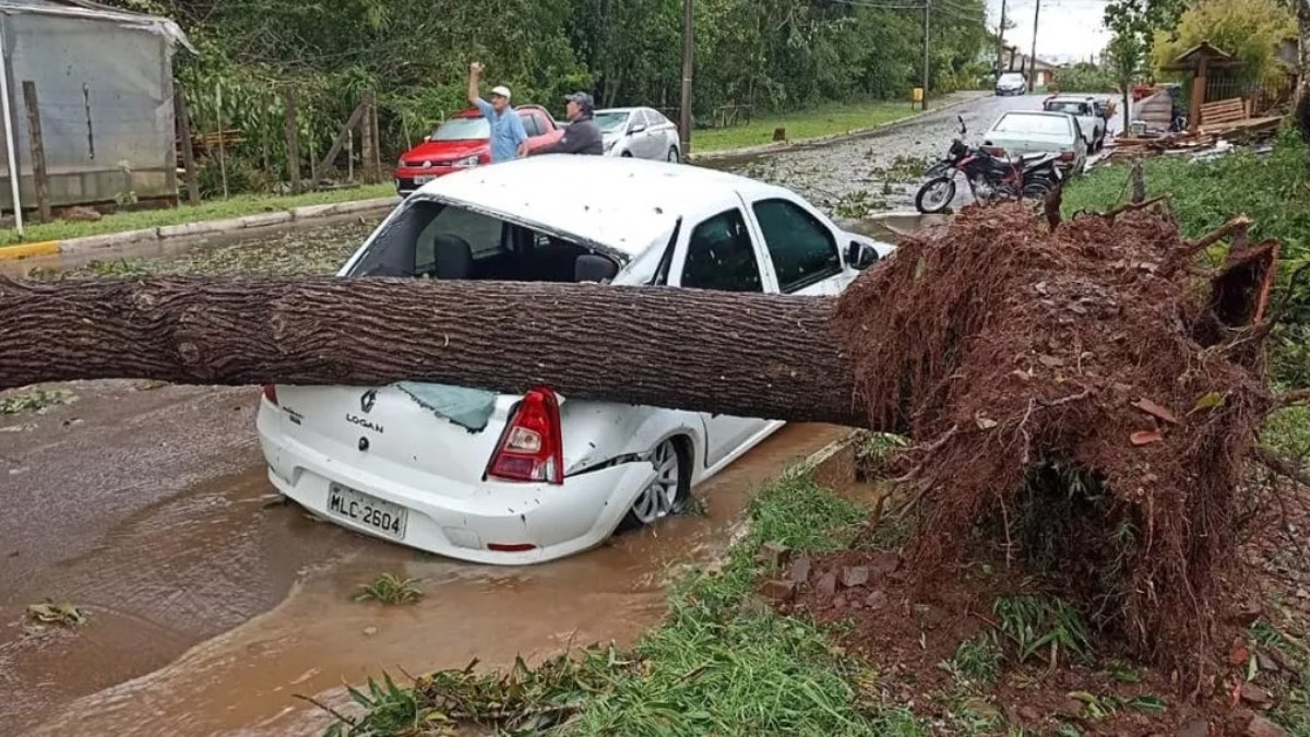 Temporal deixa rastro de destruição na região Sul do país