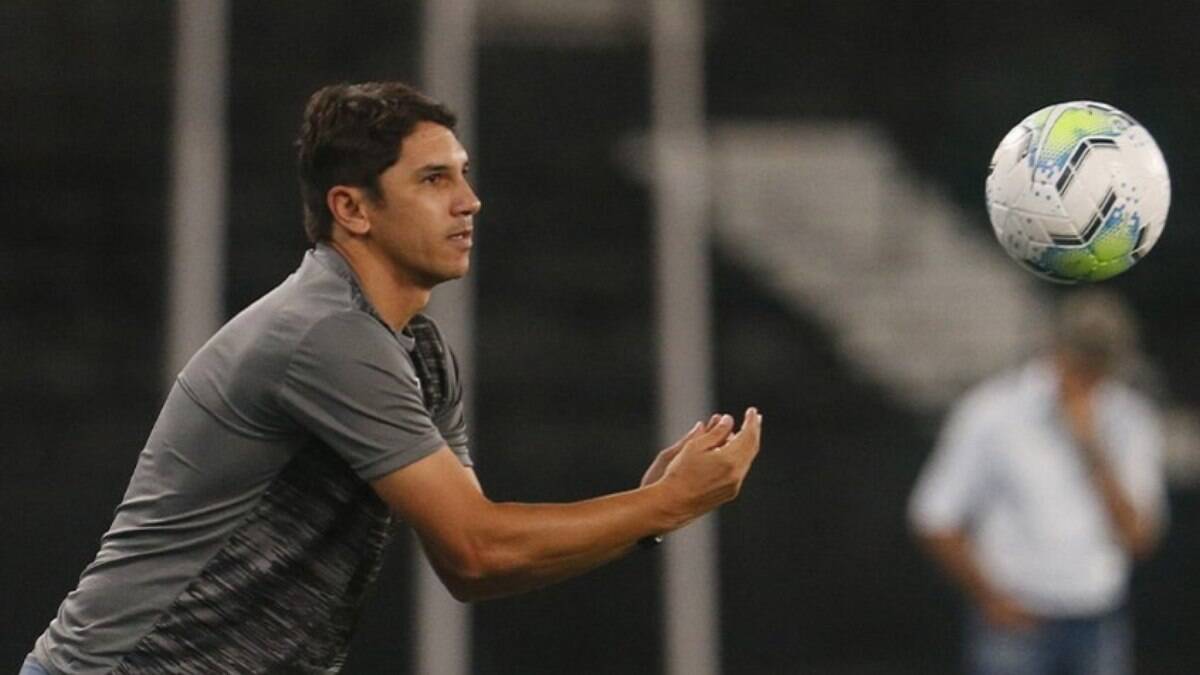 Lúcio Flávio destaca retorno de Chay ao Botafogo e reforça confiança em Matheus Nascimento