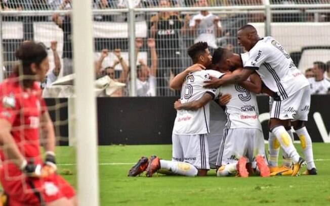 Jogadores da Ponte Preta comemoram gol de Lucca que deu vitória sobre o CorinthiansP