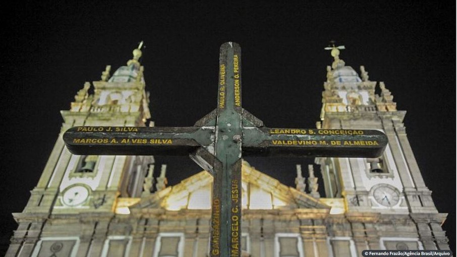 Igreja da Candelária no Rio de Janeiro com cruz em memória das crianças em situação de rua assassinadas por policiais militares