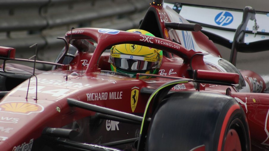 Lewis Hamilton na saída dos boxes de Interlagos