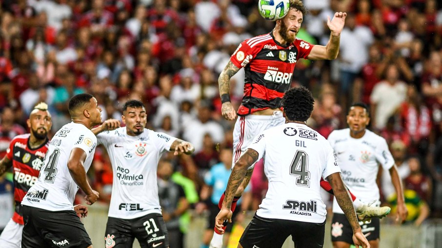 Lesionado, Léo Pereira marcou de cabeça e decidiu a vitória rubro-negra sobre o Corinthians em maio de 2023