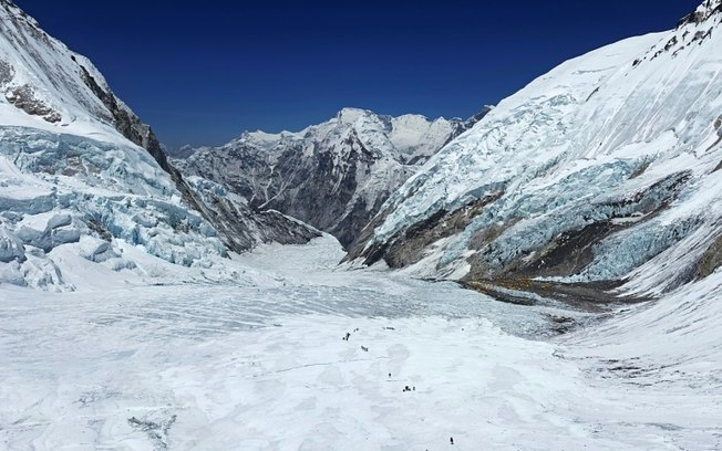 Foto de 3 de maio de 2024 mostra alpinistas no Monte Everest, Nepal