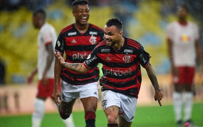 Flamengo vence o Red Bull Bragantino e encosta nos líderes do Brasileiro