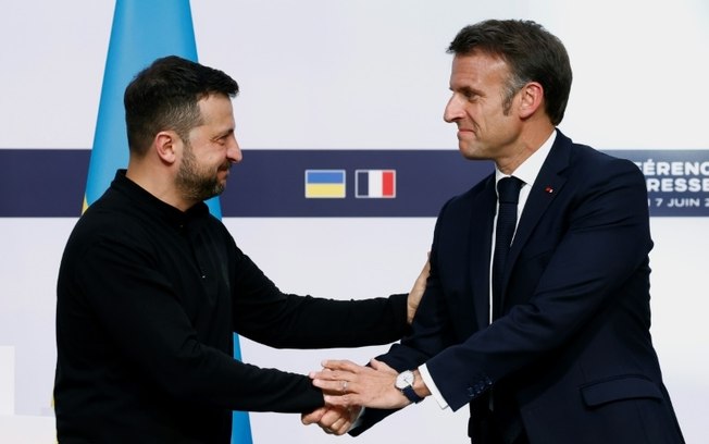 Os presidentes francês, Emmanuel Macron (D), e ucraniano, Volodimir Zelensky, em Paris