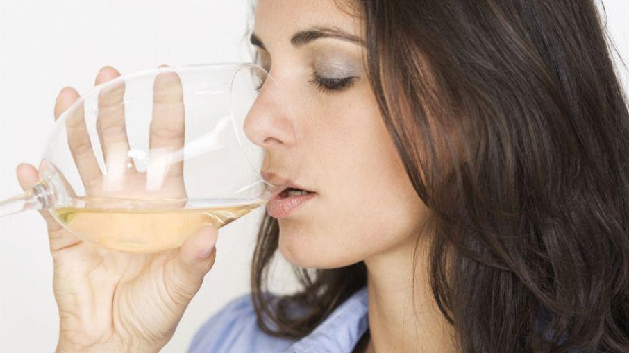 Consumo de álcool pode causar ressecamento, enfraquecimento e queda dos fios de cabelo