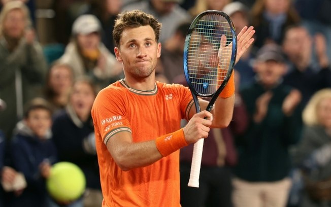 O tenista norueguês Casper Ruud comemora vitória na terceira rodada de Roland Garros contra o argentino Tomás Martín Etcheverry na quadra Suzanne Lenglen, no dia 1º de junho de 2024, em Paris.