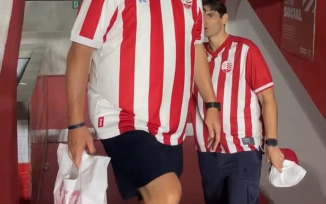 Nick Nurse fez tour pela sede do Náutico antes da partida Nick Nurse fez tour pela sede do Náutico antes da partida