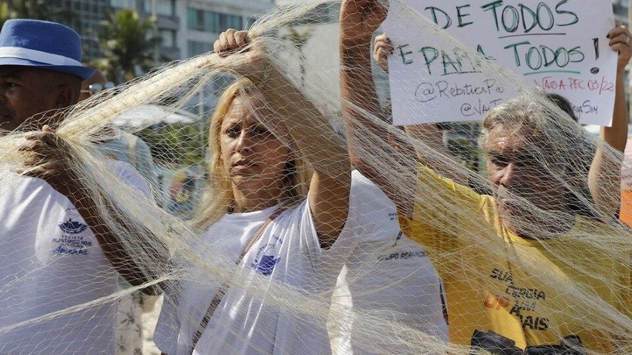 Manifestantes protestam contra PEC das Praias na orla do Rio