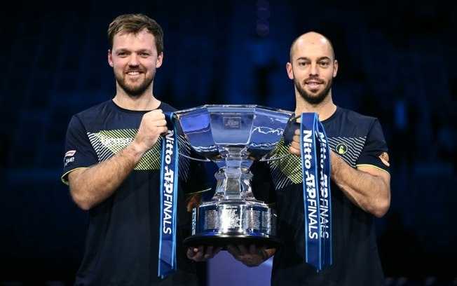 Kevin Krawietz (E) e Tim Pütz (D) posam com o troféu de campeões do torneio de duplas do ATP Finals, neste domingo, em Turim