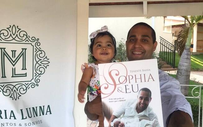 Tenente Bahia e sua filha Sophia no dia do lançamento do livro em Sorocaba (SP) Tenente Bahia e sua filha Sophia no dia do lançamento do livro em Sorocaba (SP)