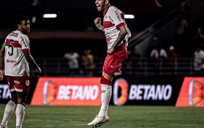 Com hat-trick de Renato, CRB goleia e avança na Copa do BR
