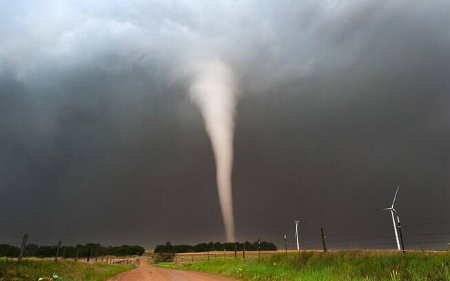 Tornados atingem o texas e deixa cinco mortos e mais de 50 feridos no sábado (29)