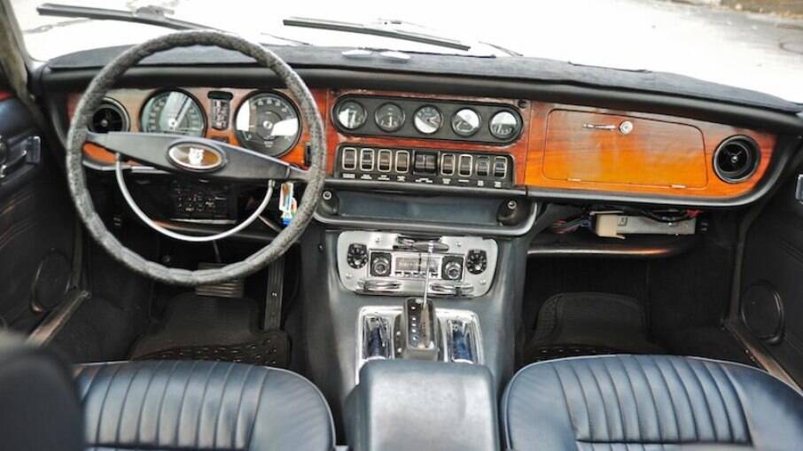 Jaguar XJ clássico conta com painel revestido de madeira e vários instrumentos e botões