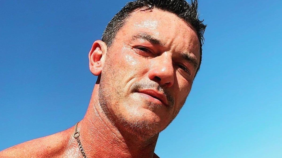 Luke Evans já disse que não se envergonha da própria sexualidade, mesmo que já tenha sido orientado a ficar 'no armário'