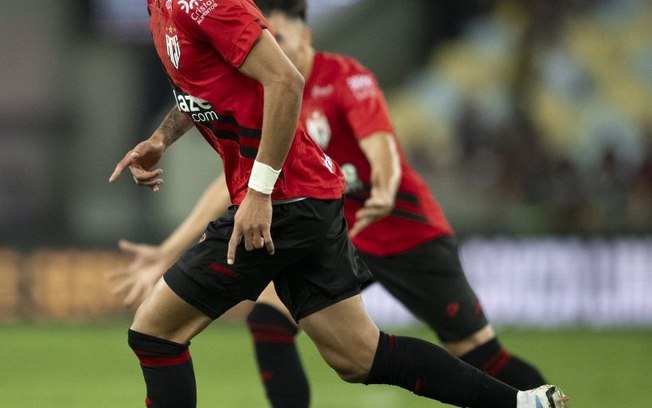 Atlético-GO marca no último minuto e vira o jogo pra cima do Fluminense