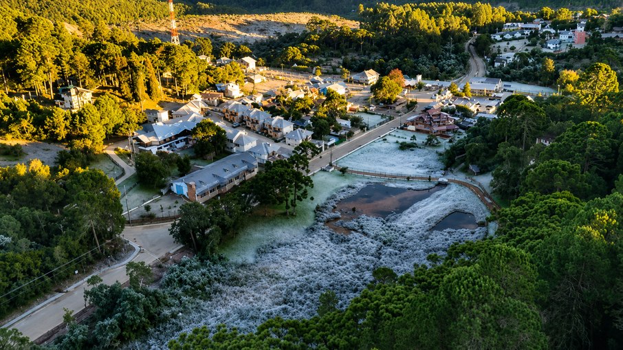 Monte Verde (MG) registra temperatura negativa, com -0,3ºC, e tem forte geada nesta quarta-feira Frio intenso transforma paisagens locais e temperatura média mínima despenca nas quatro estações Monte Verde (MG) registra temperatura negativa, com -0,3ºC, e tem forte geada nesta quarta-feira Frio intenso transforma paisagens locais e temperatura média mínima despenca nas quatro estações