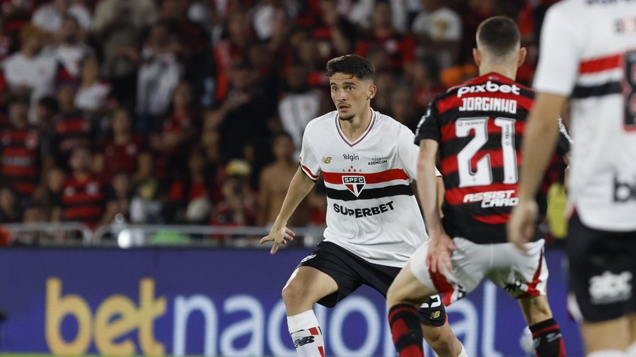 São Paulo e Flamengo duelam na Vila Belmiro