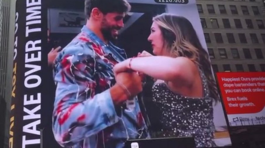 Amanda e Sapato são expostos na Times Square, em telão alugado por fãs