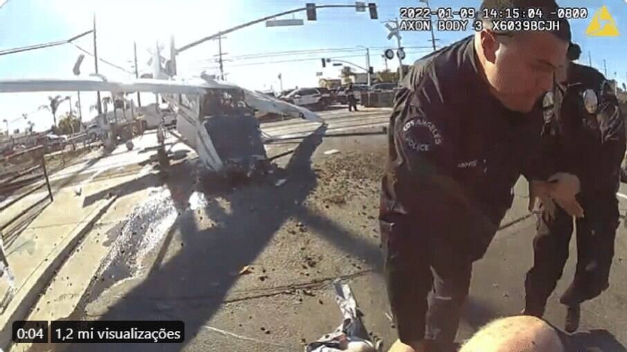 Polícia de Los Angeles salva piloto acidentado prestes a ser atropelado por um trem
