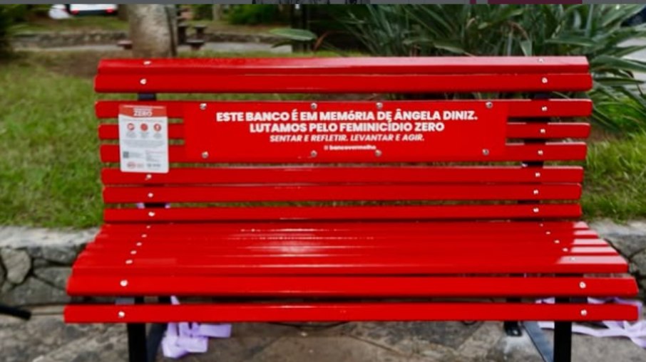 Banco Vermelho em Búzios (RJ) simboliza a lutra contra o feminicídio 