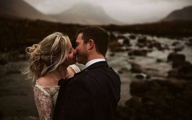 A noiva Emma Anderson fez um ensaio fotográfico ao lado do marido no alto de uma colina na Ilha de Skye, na Escócia