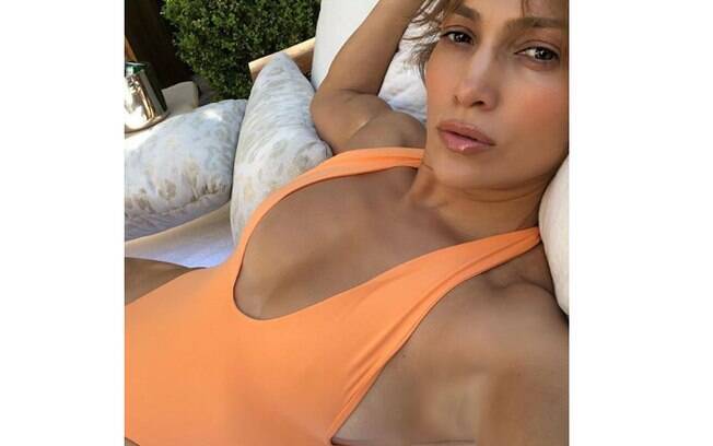 Fãs acusam photoshop em foto de Jennifer Lopez de biquíni