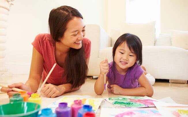 Estimule a criança com brincadeiras e atividades para estabelecer limites 